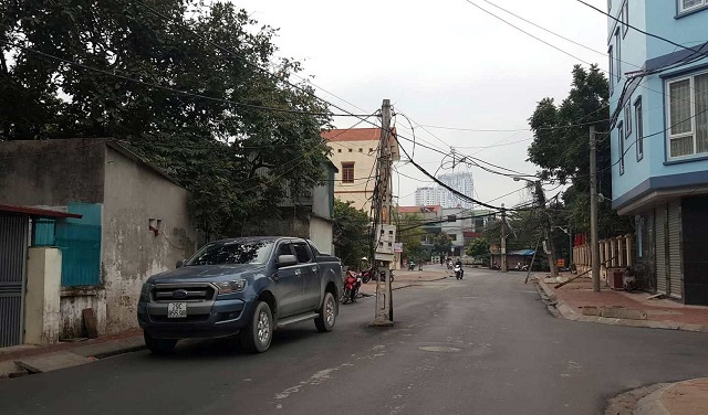 Điện lực Hà Đông thông tin về cột điện nằm giữa đường tại phường La Khê và Hà Cầu - Ảnh 1