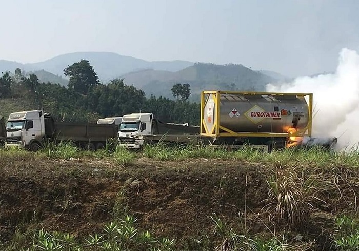 Xe chở hóa chất bốc cháy dữ dội cạnh cây xăng trên cao tốc Nội Bài - Lào Cai - Ảnh 1