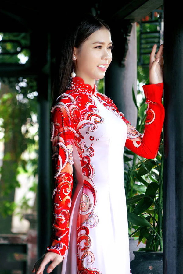 Hoa hậu Kim Ngọc cùng Á hậu Ngọc Huyền thướt tha với áo dài - Ảnh 1
