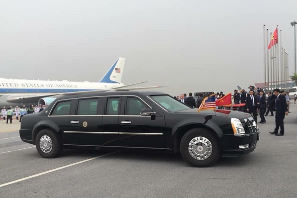 Tổng thống Donald Trump lên chuyên cơ Air Force One rời Hà Nội về nước - Ảnh 1