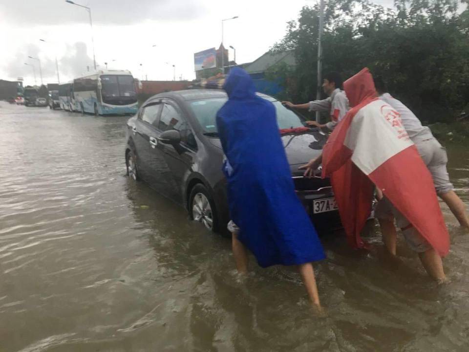 Lũ lụt, hàng loạt ô tô ngập nước tìm cửa bảo hiểm - Ảnh 1
