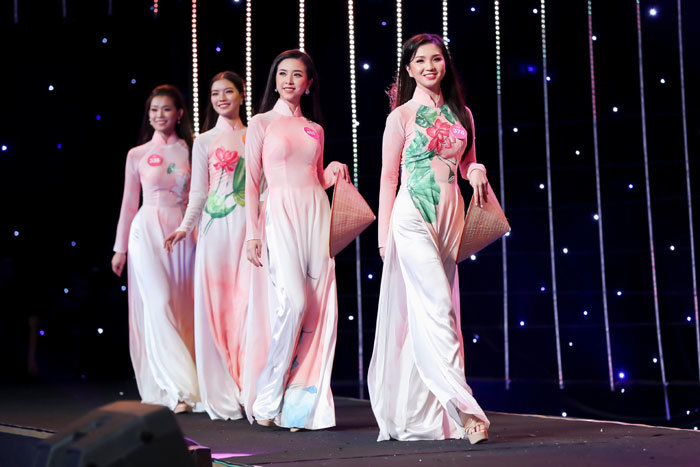 BST Sắc sen hồn Việt cuốn hút tại cuộc thi Hoa hậu Việt Nam 2018 - Ảnh 2