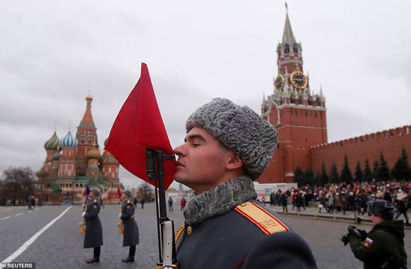 Ảnh: Nga tái hiện hoành tráng lễ duyệt binh huyền thoại năm 1941 trên Quảng trường Đỏ - Ảnh 1
