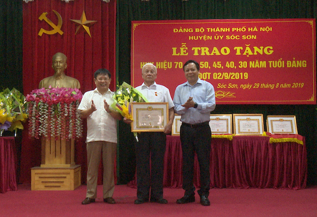 Trao tặng Huy hiệu 70 năm tuổi Đảng cho 2 đảng viên huyện Sóc Sơn - Ảnh 1