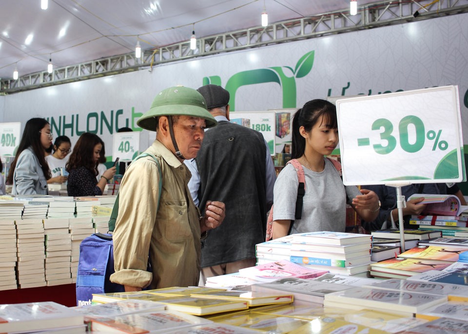 Hàng vạn người tham dự Ngày sách Việt Nam lần thứ 5 - Ảnh 5