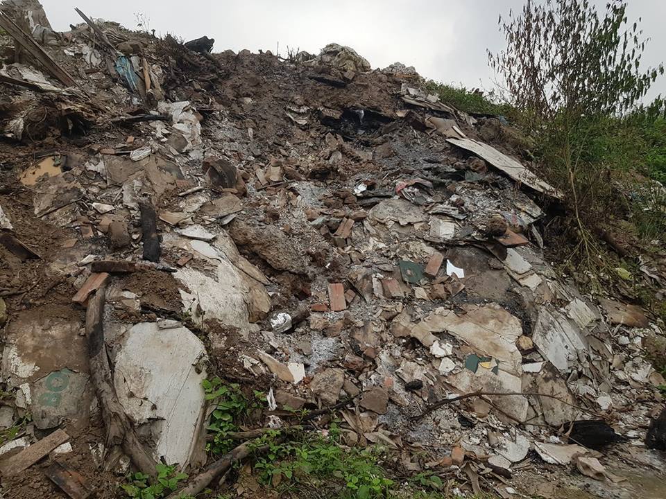 Cần xử lý nghiêm tình trạng đổ trộm phế thải chất như “núi” ở phường Xuân La - Ảnh 3