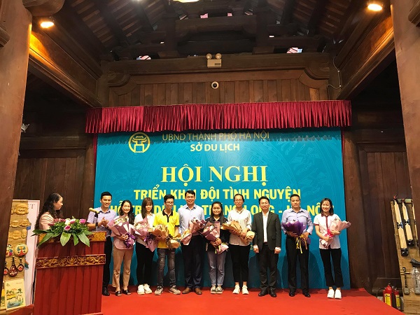 300 sinh viên tham gia đội tình nguyện hỗ trợ du lịch Hà Nội - Ảnh 1