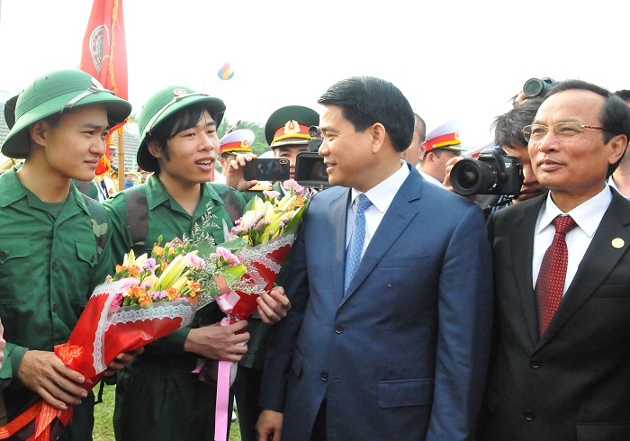 Chủ tịch UBND TP Nguyễn Đức Chung động viên các tân binh lên đường nhập ngũ - Ảnh 3