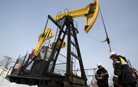 Giá dầu leo dốc nhờ OPEC gia hạn thỏa thuận cắt giảm sản lượng - Ảnh 2
