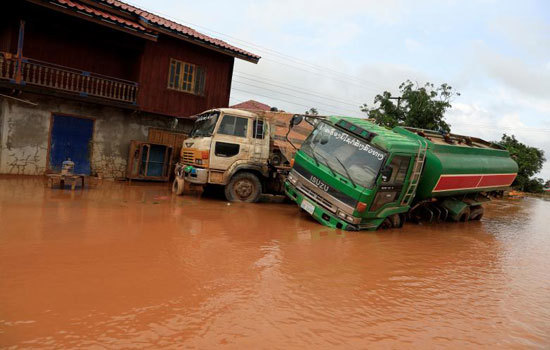 Hình ảnh Atteapeu ngập trong bùn đỏ sau vụ vỡ đập thủy điện tại Lào - Ảnh 8