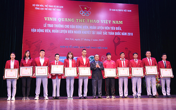 Trung vệ Đình Trọng ngượng ngùng nhận giải VĐV tiêu biểu trong ngày vắng Quang Hải - Ảnh 2