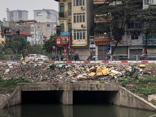 Hà Nội: Một bộ phận người dân vẫn xả rác ra sông Tô Lịch - Ảnh 7