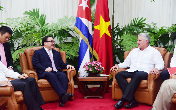 Hợp tác với Pháp và Cuba: Từ khóa này liên quan đến hình ảnh hợp tác giữa Việt Nam, Pháp và Cuba vào năm