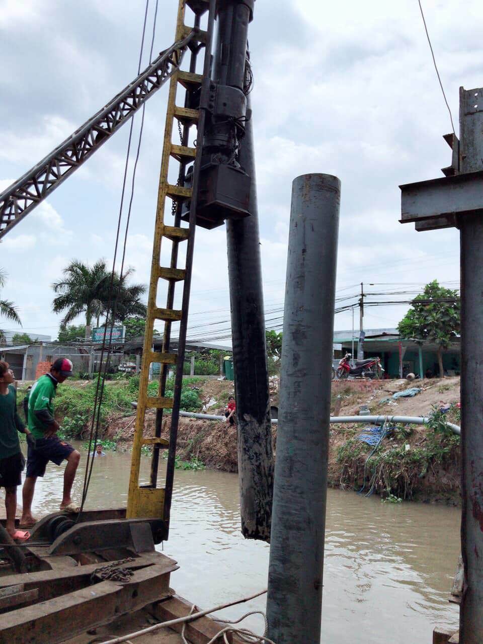 Tiền Giang: Chủ tịch UBND tỉnh phải “hạ lệnh” tháo dỡ chướng ngại vật gây ùn tắc giao thông đường thủy tại kênh Hai - Ảnh 1