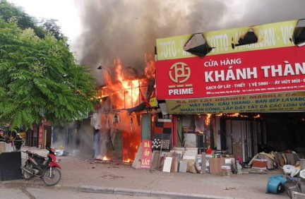 Hà Nội: Cháy dữ dội ở quán thịt chó trên đường Lạc Long Quân - Ảnh 3