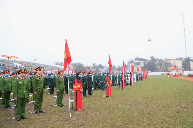 Chủ tịch HĐND Thành phố Nguyễn Thị Bích Ngọc động viên các tân binh huyện Đan Phượng trong ngày hội tòng quân - Ảnh 1