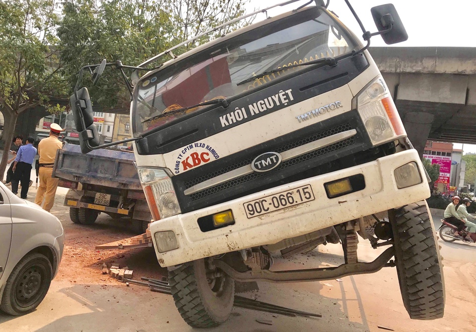 Hà Nội: Xe tải lật trên đường Nguyễn Trãi - Ảnh 1
