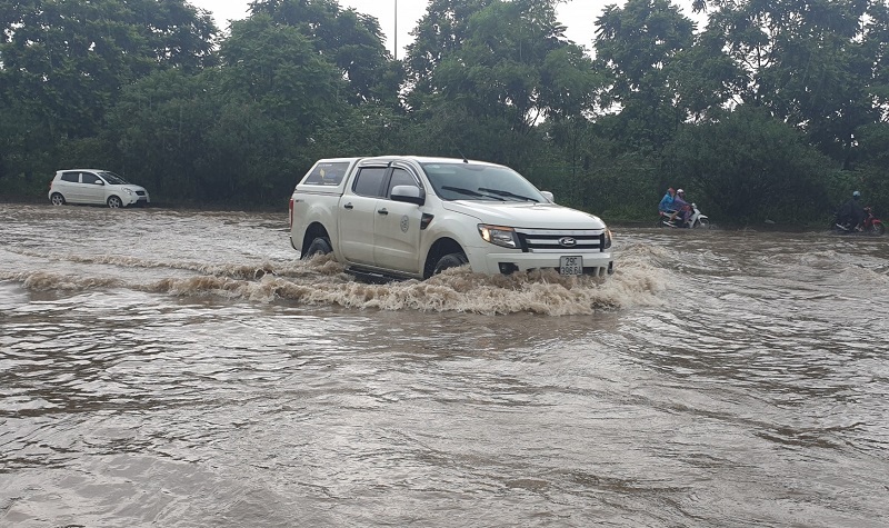 [Ảnh] Đường gom Đại lộ Thăng Long ngập nặng sau mưa lớn, ô tô "rẽ sóng" trên đường - Ảnh 4