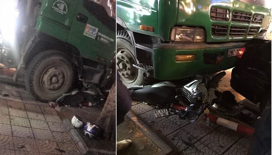 Hà Nội: Hai thanh niên đi xe máy chờ đèn đỏ bị ô tô chở rác đâm trọng thương - Ảnh 2