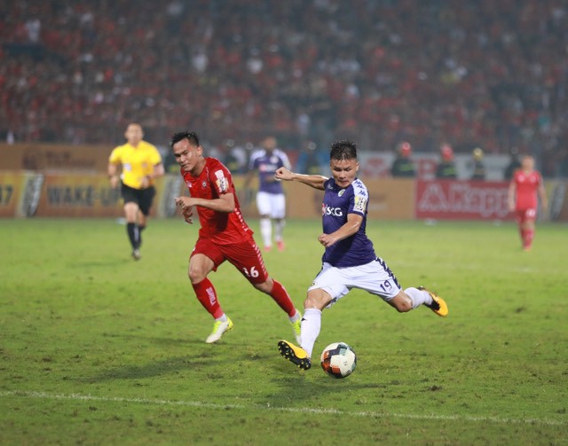 Vòng 6 V-League 2019: CĐV đốt pháo sáng khiến Hà Nội FC phải thay người - Ảnh 4