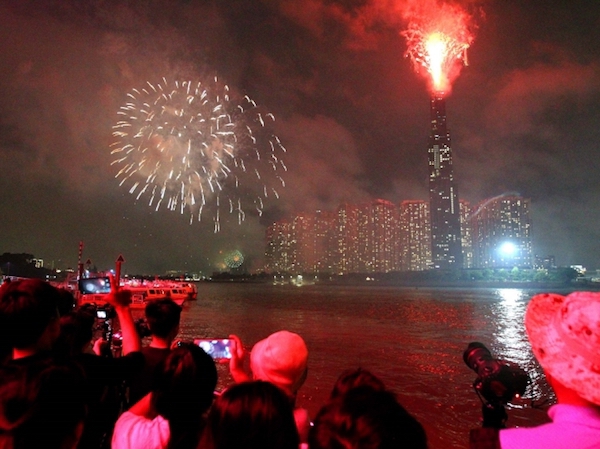 TP Hồ Chí Minh: Rực sáng pháo hoa chào năm mới 2020 - Ảnh 6
