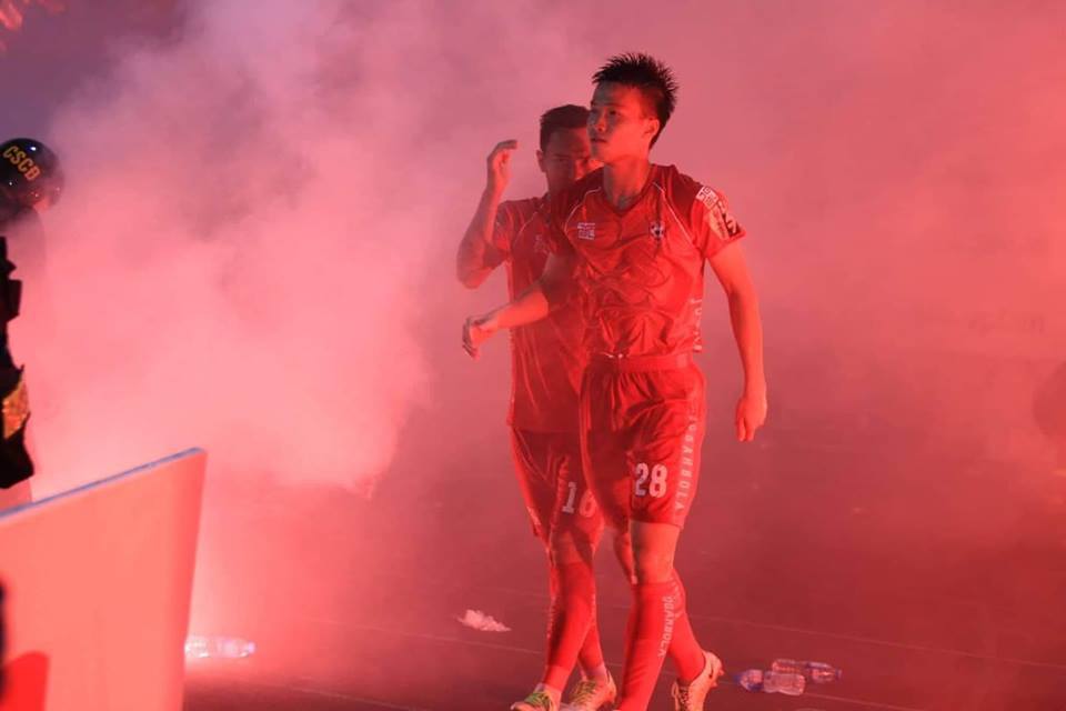 Hà Nội FC đánh bại Hải Phòng trong trận "mưa" pháo sáng - Ảnh 1