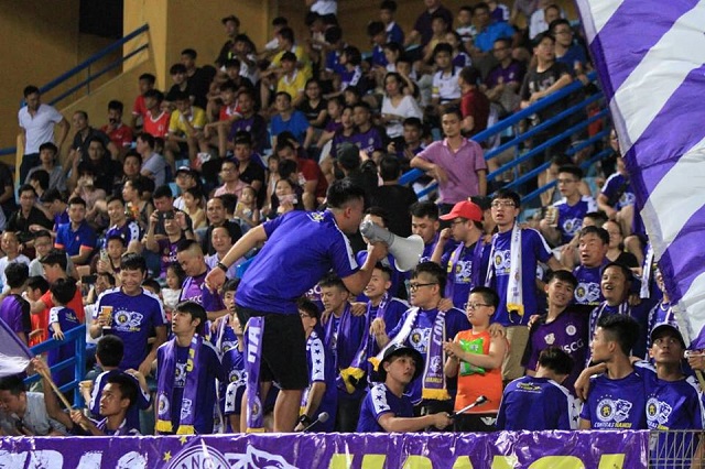 Hàng ngàn CĐV Hà Nội FC tiếp sức đội nhà sau lệnh cấm - Ảnh 4
