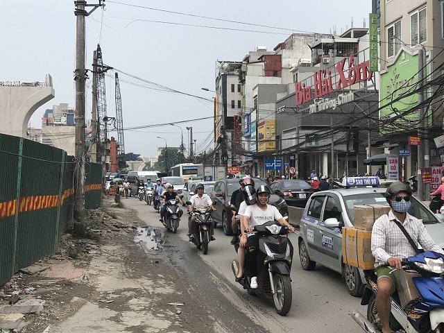 [Ảnh] Hà Nội: Rác thải ngập tràn đường Trường Chinh - Ảnh 1