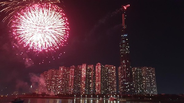 TP Hồ Chí Minh: Rực sáng pháo hoa chào năm mới 2020 - Ảnh 4