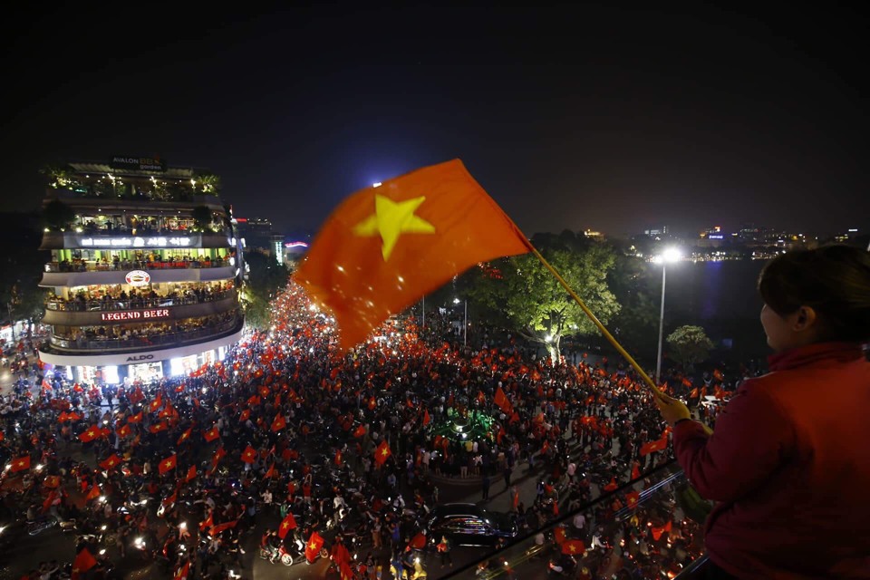 Hà Nội tràn ngập sắc đỏ sau kỳ tích lịch sử của U23 Việt Nam - Ảnh 4