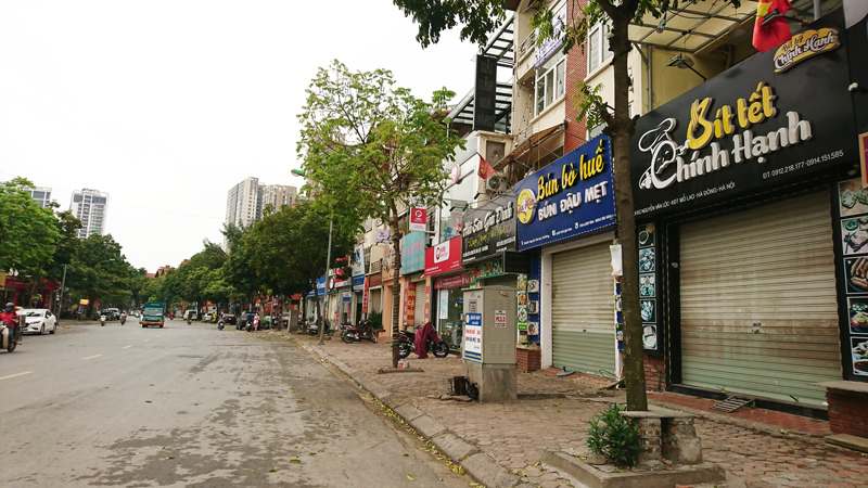Hà Đông: Cơ sở kinh doanh dịch vụ đã đóng cửa, nhiều người vẫn chủ quan - Ảnh 1
