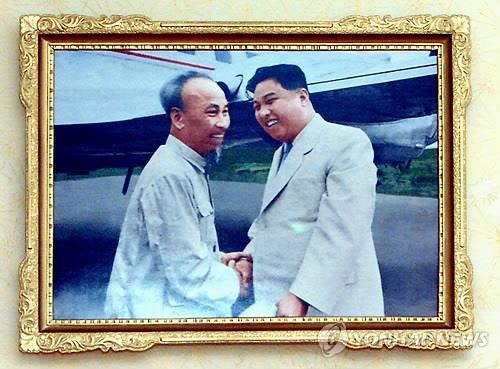 [Ảnh] So sánh chuyến thăm Việt Nam của Chủ tịch Triều Tiên Kim Jong-un và ông nội - Ảnh 10
