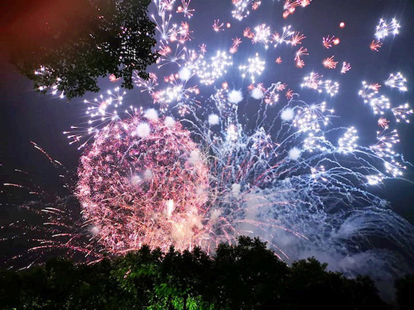TP Hồ Chí Minh rực sáng pháo hoa chào đón năm mới 2020 - Ảnh 9