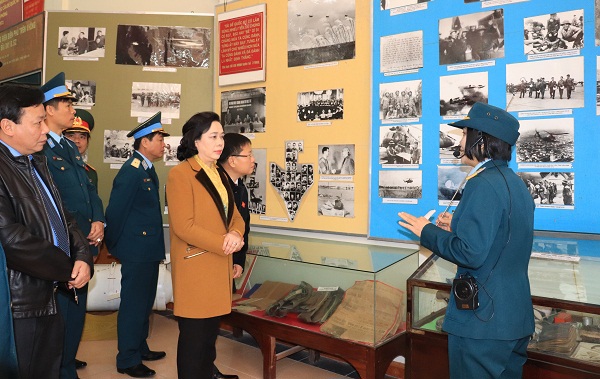 Phó Bí thư Thường trực Thành ủy Ngô Thị Thanh Hằng thăm Sư đoàn không quân 371 - Ảnh 2