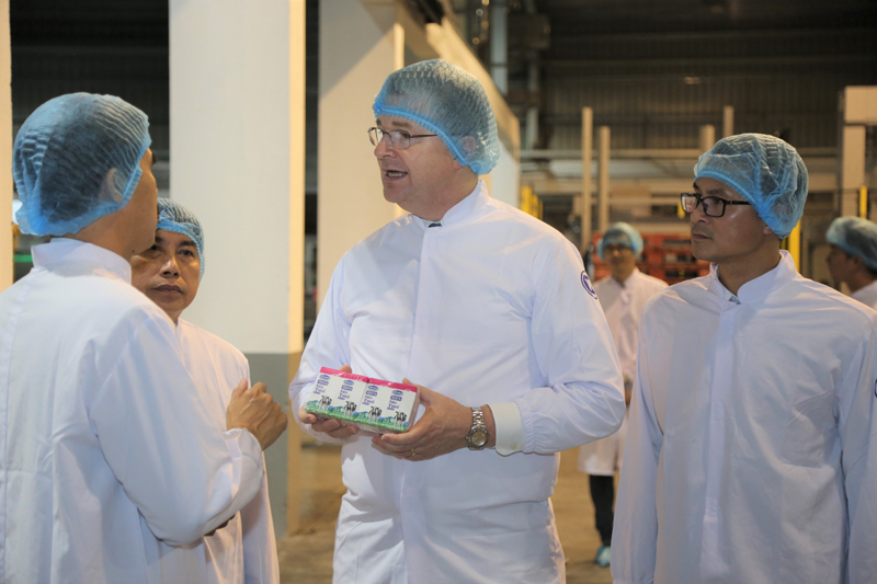 Đại sứ Mỹ thăm và làm việc tại Nhà máy Sữa Vinamilk - Ảnh 2