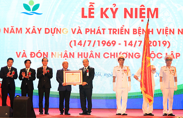 Bệnh viện Nhi T.Ư đón nhận Huân chương Độc lập hạng Nhì - Ảnh 2