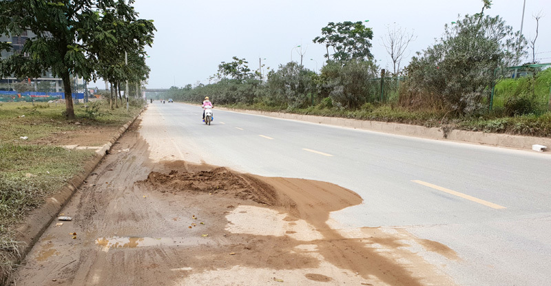 Hà Nội: Ẩn họa từ bùn đất phế thải trên Đại lộ Thăng Long - Ảnh 3