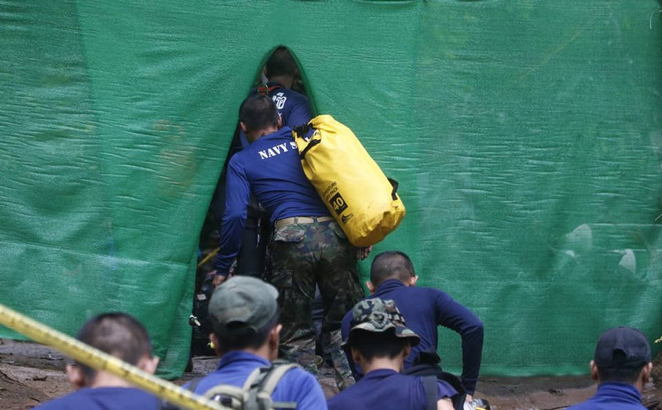 Các thành viên đội bóng Thái Lan mắc kẹt ra khỏi hang như thế nào - Ảnh 1