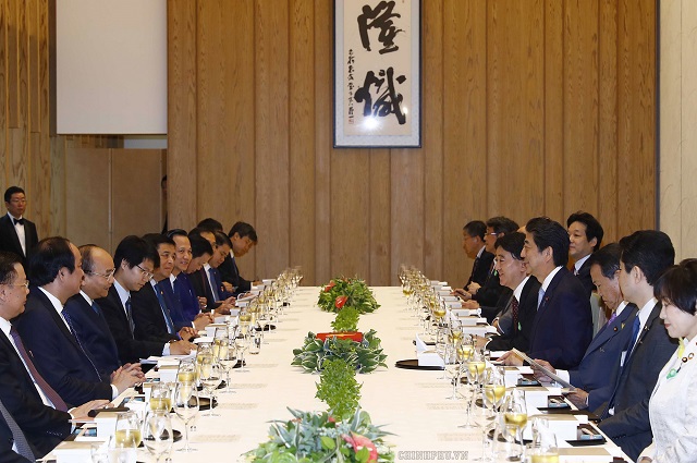 Thủ tướng Nguyễn Xuân Phúc hội đàm với Thủ tướng Nhật Bản Abe Shinzo - Ảnh 2
