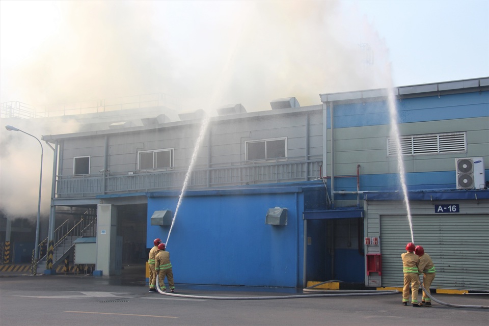 Cháy giả định ở Khu Công nghiệp Quang Minh, nhiều công nhân mắc kẹt được cứu thoát - Ảnh 3