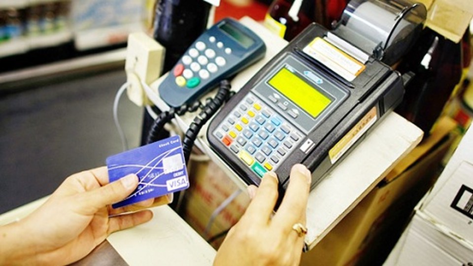 Cẩn trọng không quẹt thẻ ATM ngoài máy POS - Ảnh 1