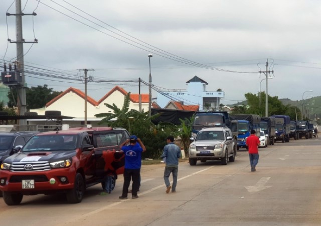 Hàng chục tài xế “vờ” hỏng xe để vây trạm, BOT Ninh Xuân tê liệt - Ảnh 1