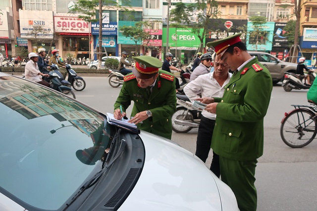 Công an quận Đống Đa tăng cường đảm bảo trật tự an toàn giao thông - Ảnh 2