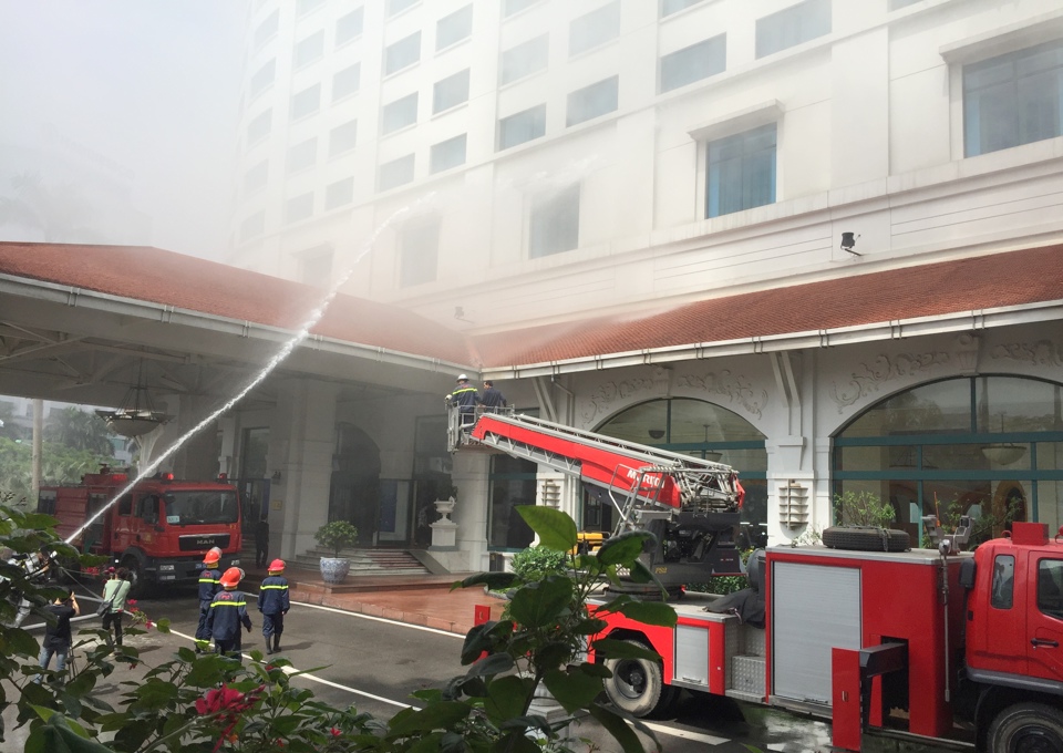 Hà Nội: Giả định cháy khách sạn Daewoo, 11 người được giải cứu - Ảnh 1