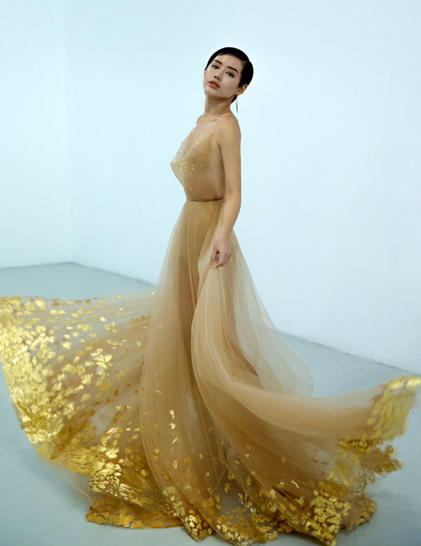 Khánh Linh diện váy mạ vàng 24k của Trần Hùng tại Tuần lễ thời trang London - Ảnh 3