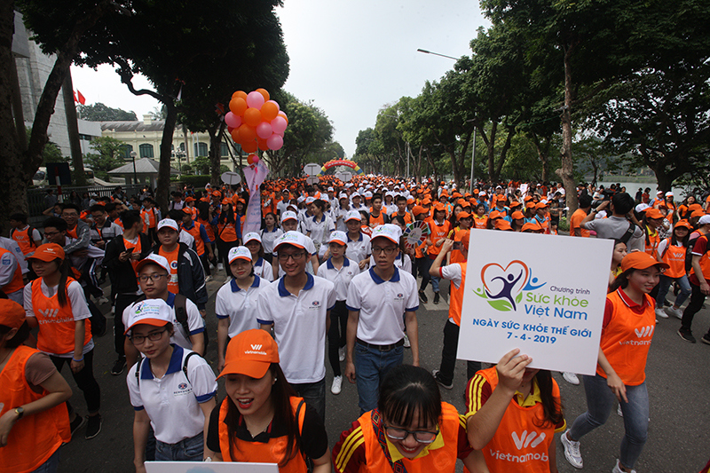 [Ảnh] Hơn 5.000 người đi bộ hưởng ứng Ngày Sức khỏe thế giới - Ảnh 4