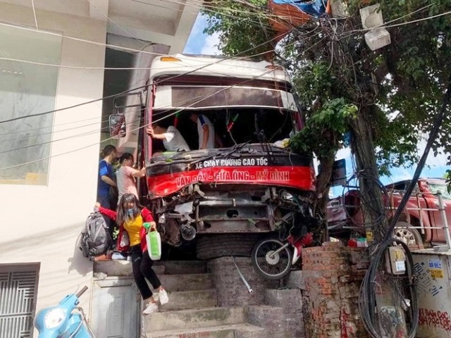 Khởi tố vụ xe khách đâm thương vong 5 người ở Quảng Ninh - Ảnh 2