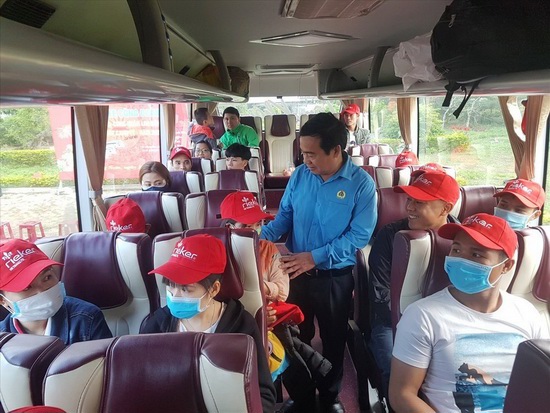 6 chuyến xe công đoàn đưa công nhân ở Quảng Nam về quê đón Tết - Ảnh 1