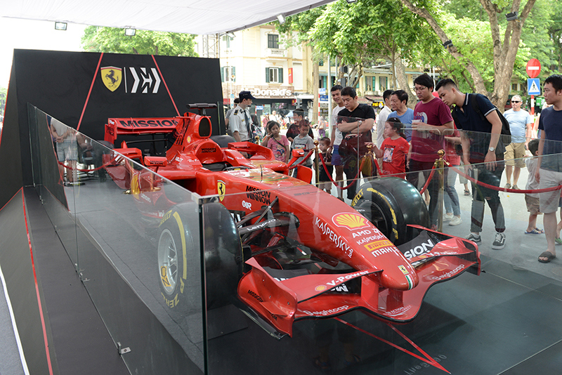 Chiêm ngưỡng siêu xe F1 Ferrari ngay tại Hồ Gươm - Ảnh 5