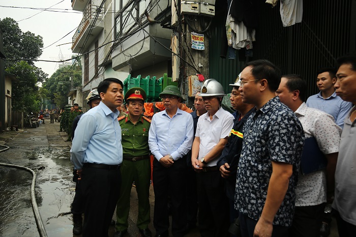 Vụ hoả hoạn làm 8 người chết và mất tích tại Trung Văn: Chủ tịch Nguyễn Đức Chung trực tiếp chỉ đạo chữa cháy - Ảnh 3